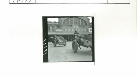 日本风格建筑前的推车男子.jpg