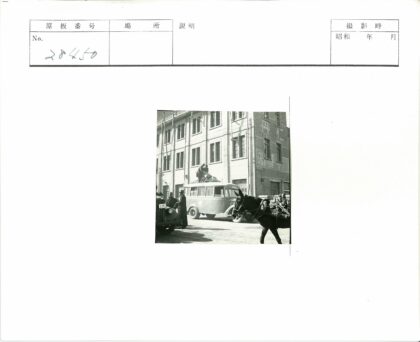 旧公共汽车与马车街景.jpg