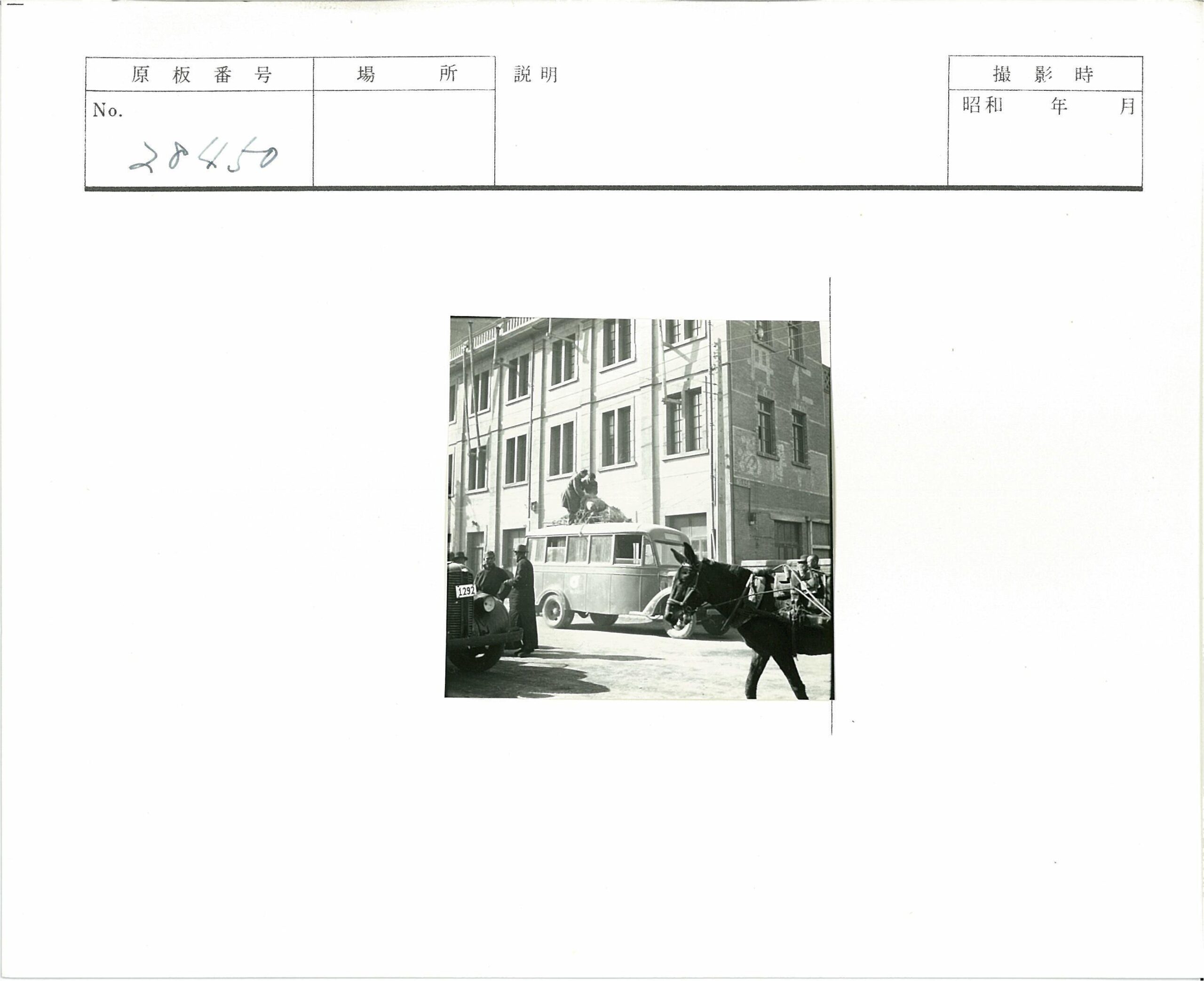 旧公共汽车与马车街景.jpg