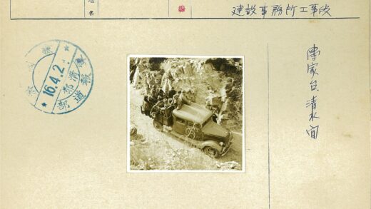 旧卡车穿越崎岖山路.jpg