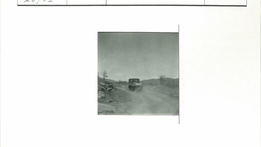 旧卡车行驶在山区土路上.jpg