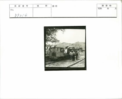旧火车与丘陵景观人像.jpg