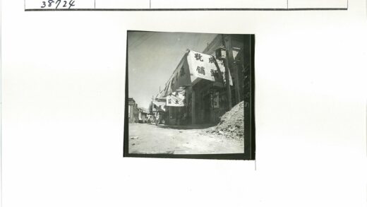 旧街汉字招牌与泥土路街景.jpg