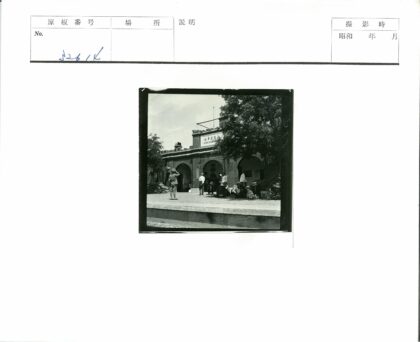昆明拱形入口建筑人群聚集.jpg