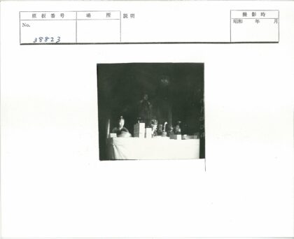 昏暗房间中的会议讨论.jpg