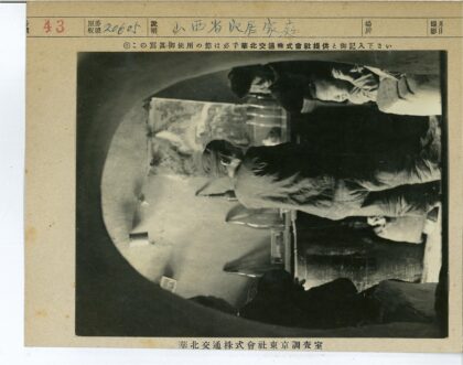 昏暗房间内的两人对坐.jpg