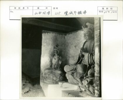 昏暗房间内的两尊坐像.jpg