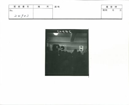 昏暗房间内的圆形物体与横幅.jpg