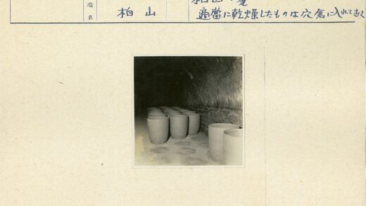 昏暗房间石墙陶罐.jpg