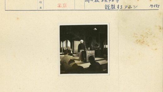 昏暗灯光下的讲台演讲场景.jpg