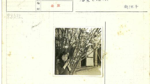 春日庭院花开树旁女孩.jpg