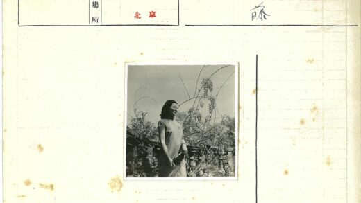 春日户外持钱包赏花.jpg