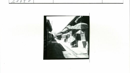 晴天伞影下的传统街景.jpg