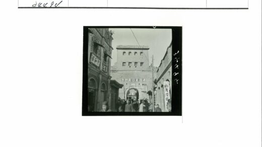 晴天传统建筑砖门街景.jpg