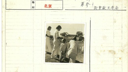 晴天泥泞小路四人行.jpg