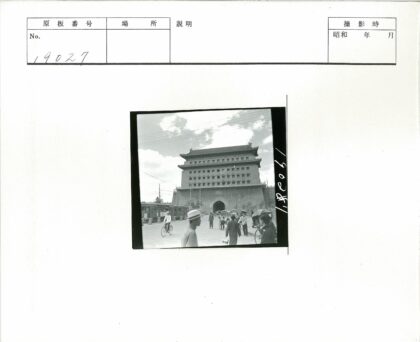 晴日传统建筑前骑行散步.jpg