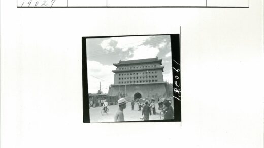晴日传统建筑前骑行散步.jpg