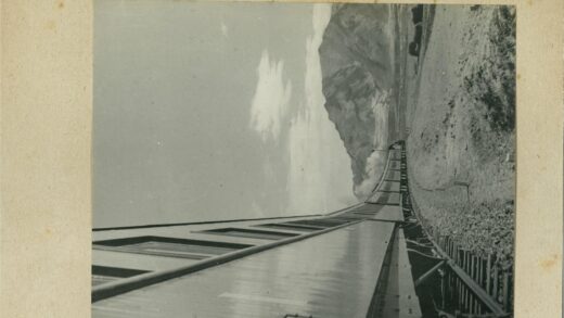 晴日山间铁路火车行驶.jpg