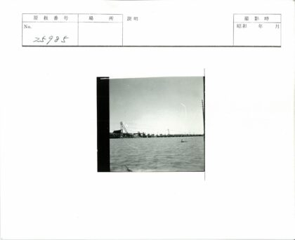 晴日海岸建筑与电线景观.jpg