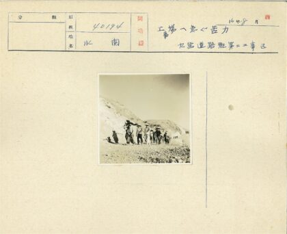 晴朗天空下人群徒步崎岖土路.jpg