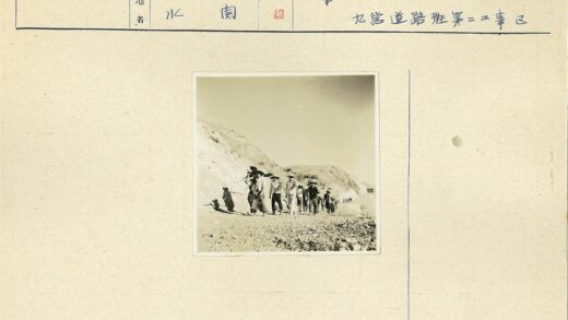 晴朗天空下人群徒步崎岖土路.jpg