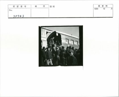 晴朗天空下人群登火车.jpg