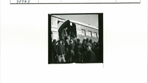 晴朗天空下人群登火车.jpg