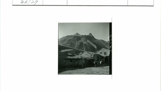 晴朗天空下住宅区行人.jpg