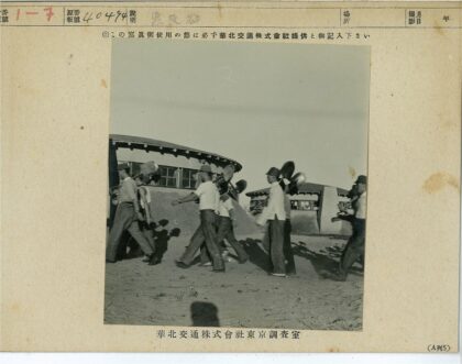 晴朗天空下圆形建筑旁人群散步.jpg