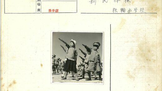 晴朗天空下孩子们列队举手.jpg