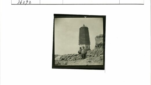 晴朗天空下宝塔前的两个孩子.jpg