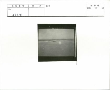 晴朗天空下宽阔河流远岸景色.jpg