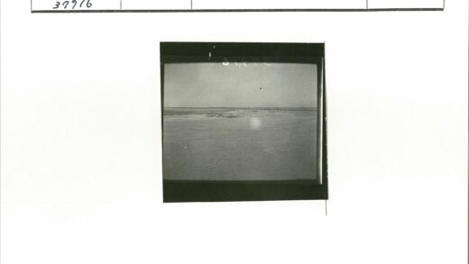 晴朗天空下宽阔河流远岸景色.jpg
