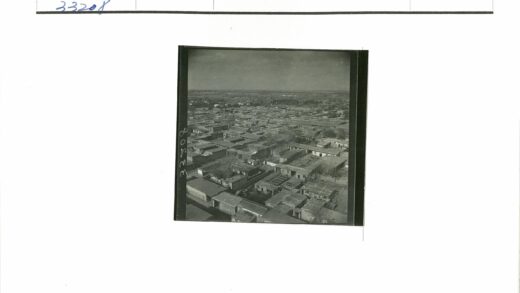 晴朗天空下密集住宅区鸟瞰图.jpg