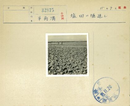 晴朗天空下岩石地形的徒步者.jpg