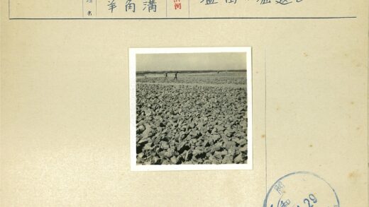 晴朗天空下岩石地形的徒步者.jpg