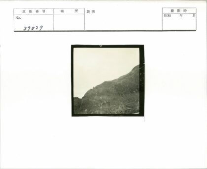 晴朗天空下崎岖岩石山坡.jpg