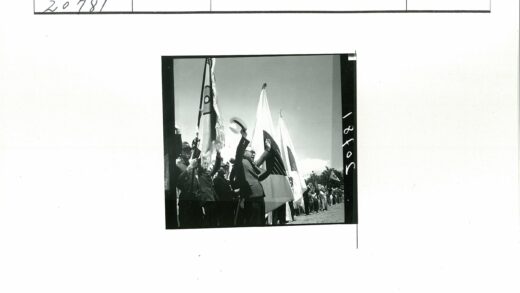 晴朗天空下户外集会举旗.jpg