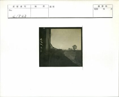 晴朗天空下火车窗外田野风光.jpg