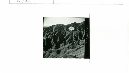 晴朗天空下的崎岖山地景观.jpg