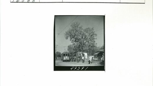 晴朗天空下的有轨电车街景.jpg