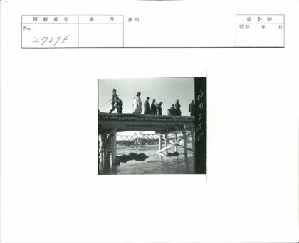 晴朗天空下的木桥与河流.jpg