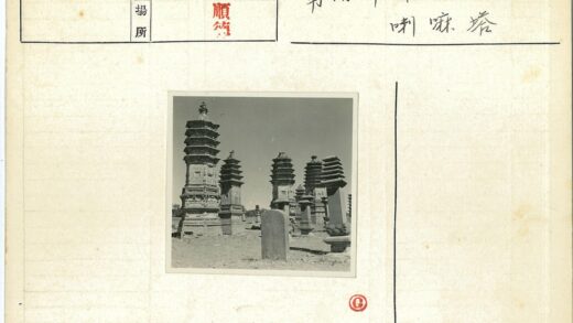 晴朗天空下的石塔与纪念碑.jpg