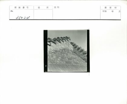 晴朗天空下的石砖台阶墙.jpg