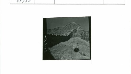 晴朗天空下蜿蜒山地城墙.jpg