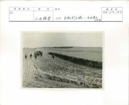 晴朗天空下行走的农民.jpg