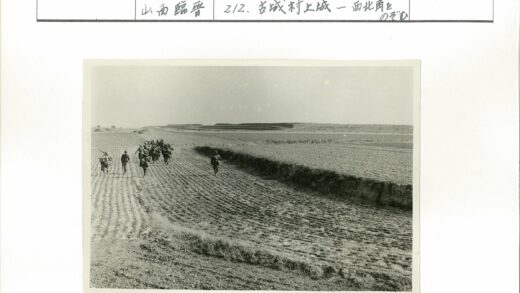 晴朗天空下行走的农民.jpg