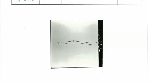 晴朗天空中的飞机编队飞行.jpg