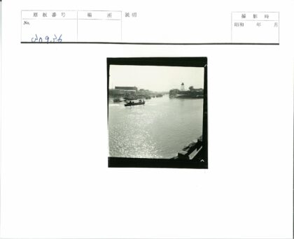 晴朗河岸小船与建筑风景.jpg