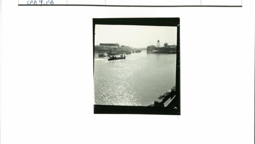 晴朗河岸小船与建筑风景.jpg